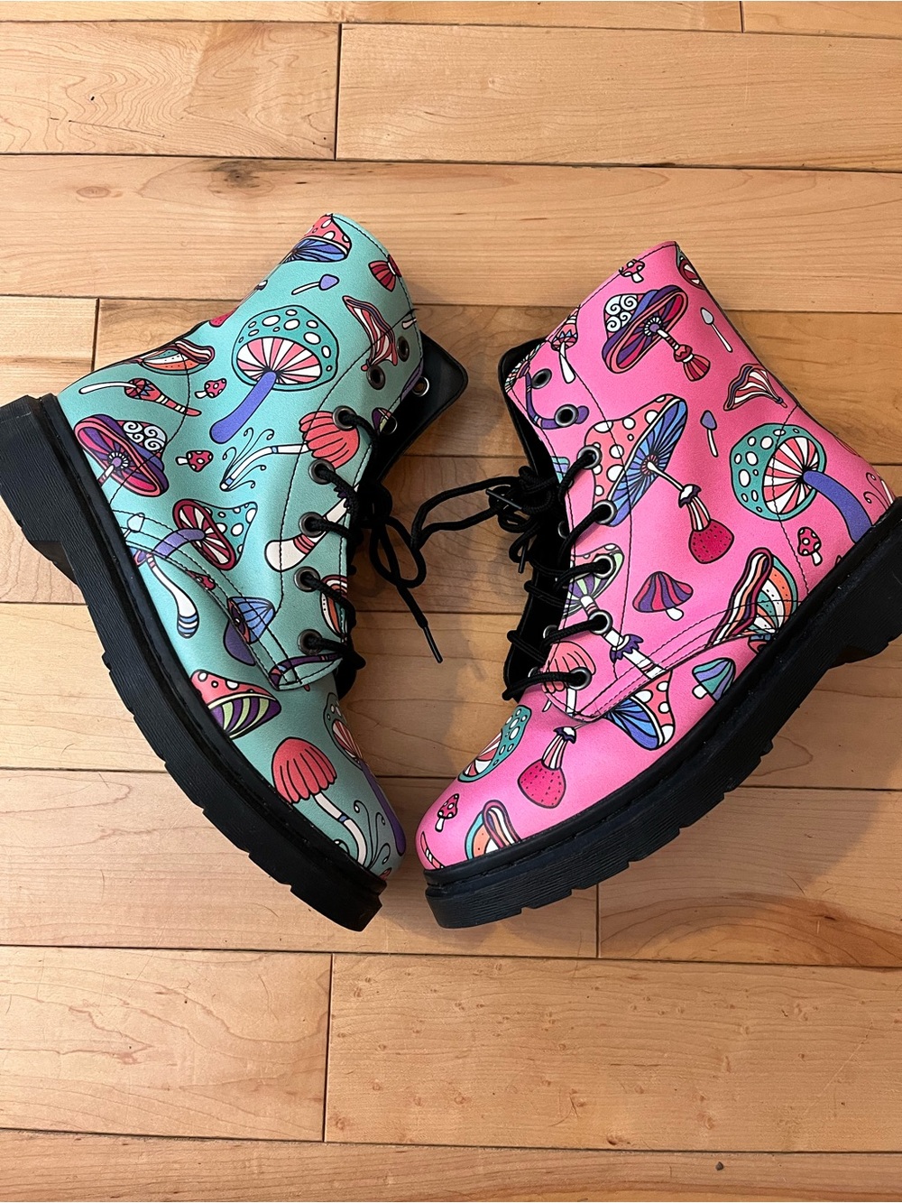 offbeat Sweetie Mismatched Mushrooms Boots lace up combat style green pink sz 10 - Picture 3 of 8